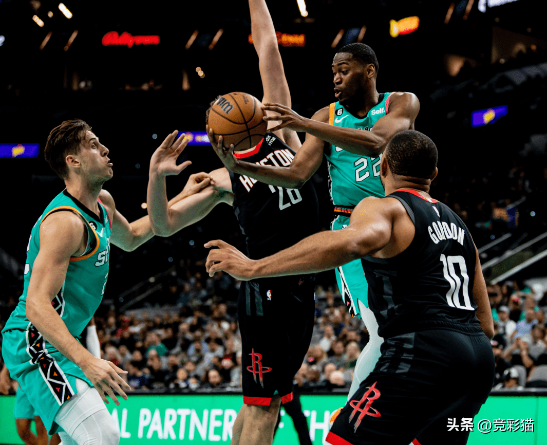 赛后体能课后；圣安东尼奥马刺绝杀压哨备战中超；悬念犹存；赛季目标并未改变的简单介绍